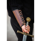 Image produit Brassard en cuir médiéval Ottar avec embossage Vegvisir marron