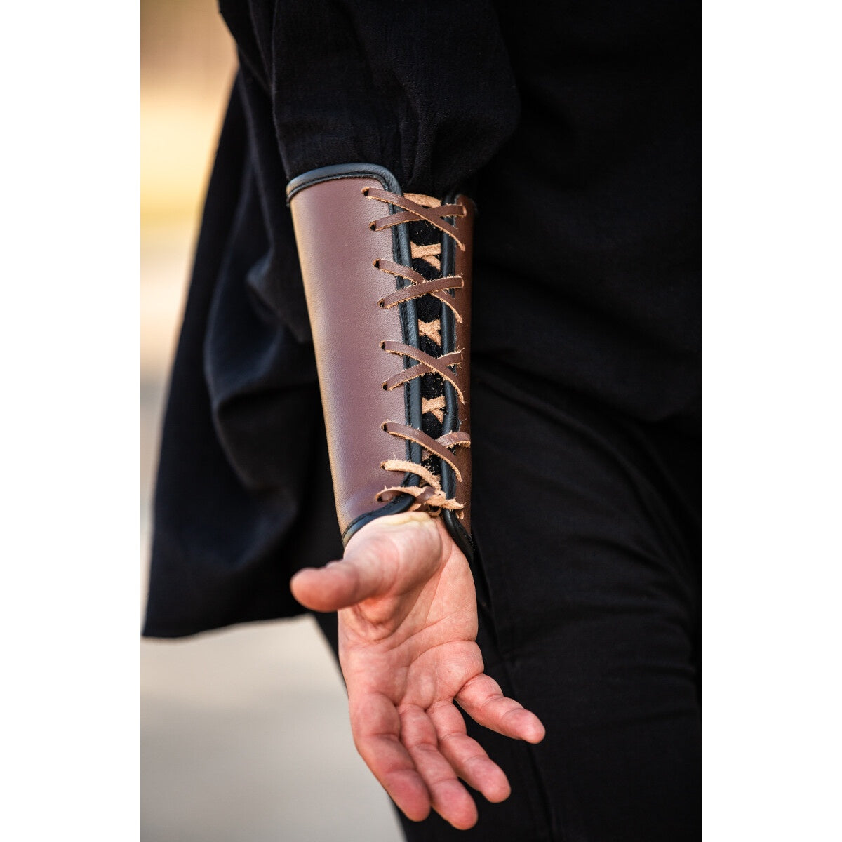 Image produit Brassard en cuir médiéval Ottar avec embossage Vegvisir marron