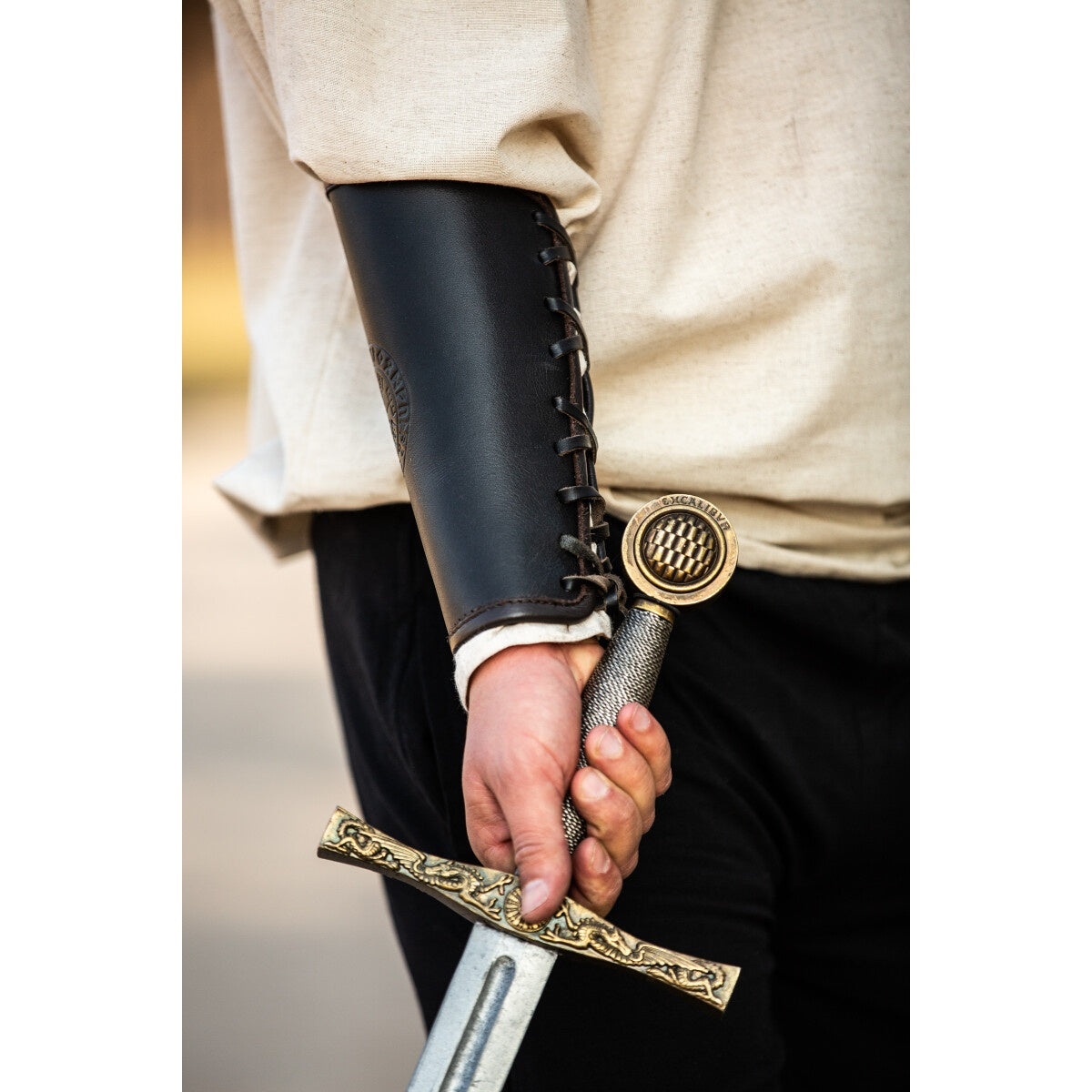 Image produit Brassard médiéval en cuir Ottar avec embossage Vegvisir noir