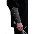 Image produit Bracelets de bras médiévaux en cuir avec rivets noirs
