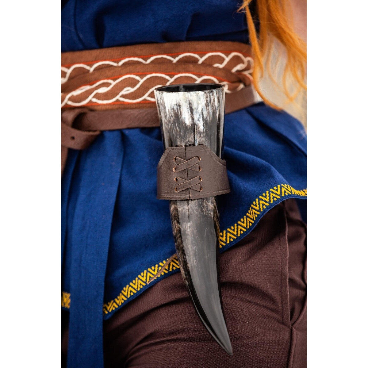 Image produit Porte-corne à boire médiéval en cuir Hume marron foncé