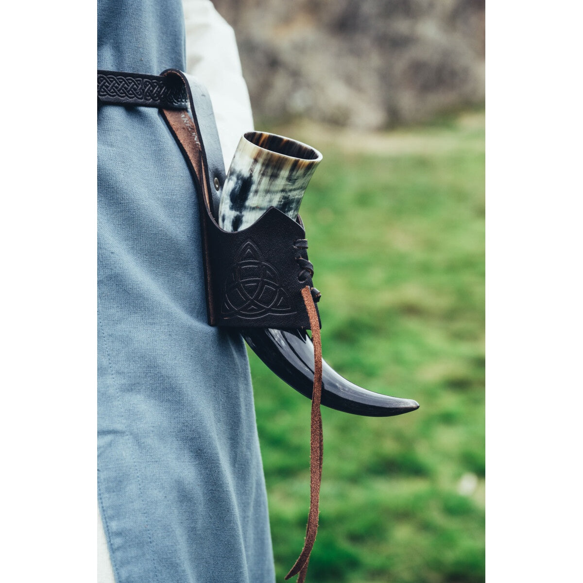 Image produit Support médiéval en cuir pour corne à boire avec nœuds celtiques