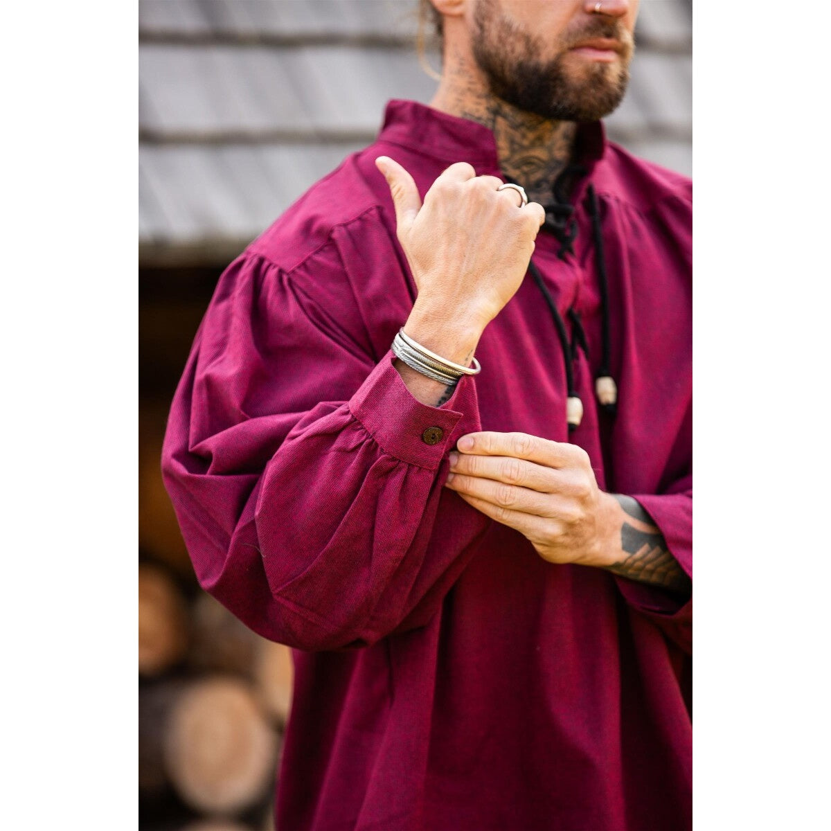 Image produit Chemise médiévale à col montant lacée Georg rouge chiné