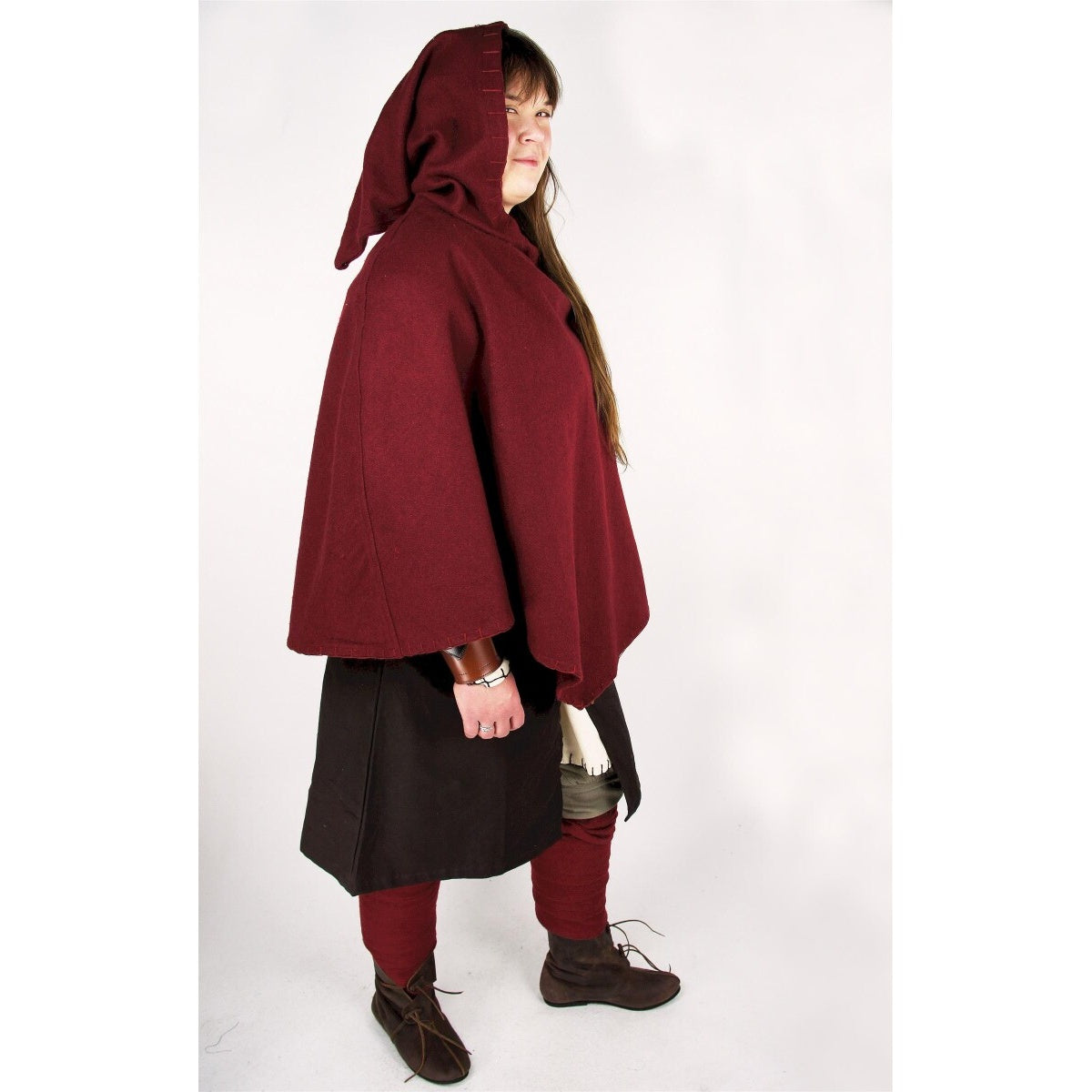 Image produit Capuchon médiéval Egill avec broderie rouge