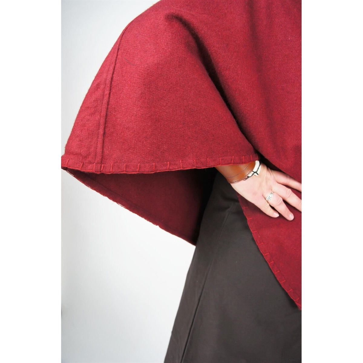 Image produit Capuchon médiéval Egill avec broderie rouge
