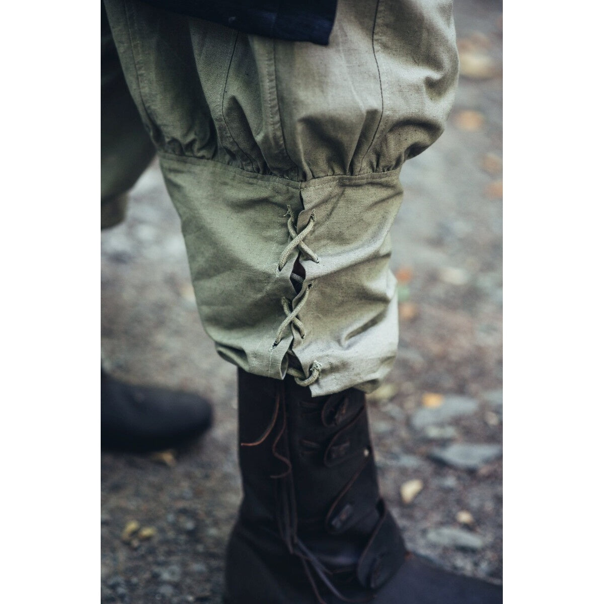 Image produit Pantalon médiéval Magnus avec laçage de jambe vert