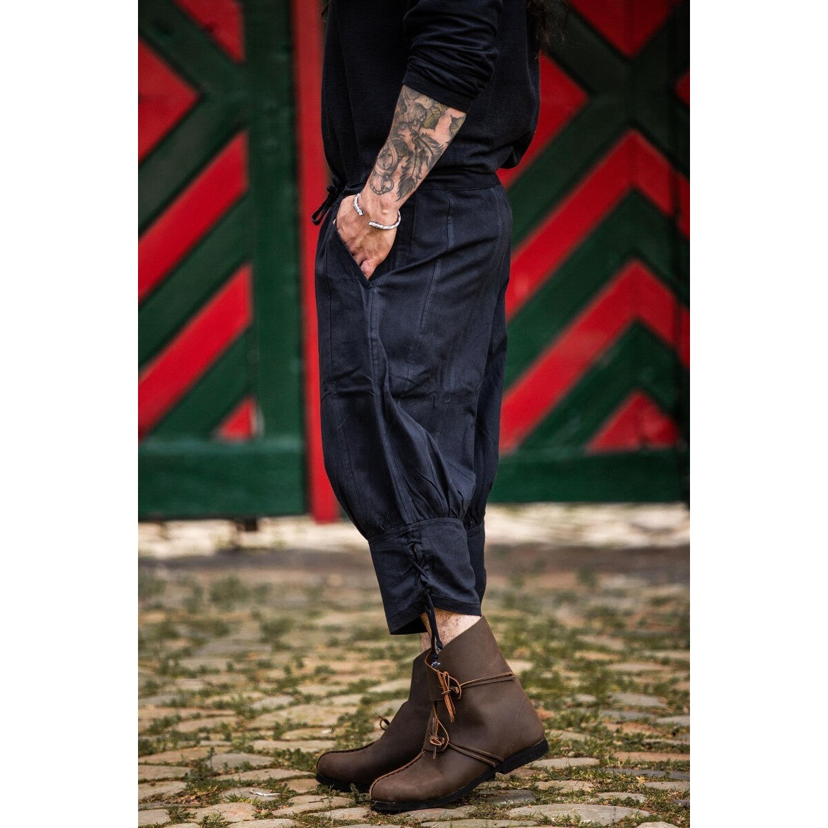 Image produit Pantalon médiéval court Laurence avec laçage de bas de jambe noir