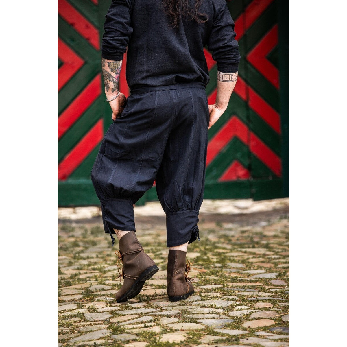 Image produit Pantalon médiéval court Laurence avec laçage de bas de jambe noir