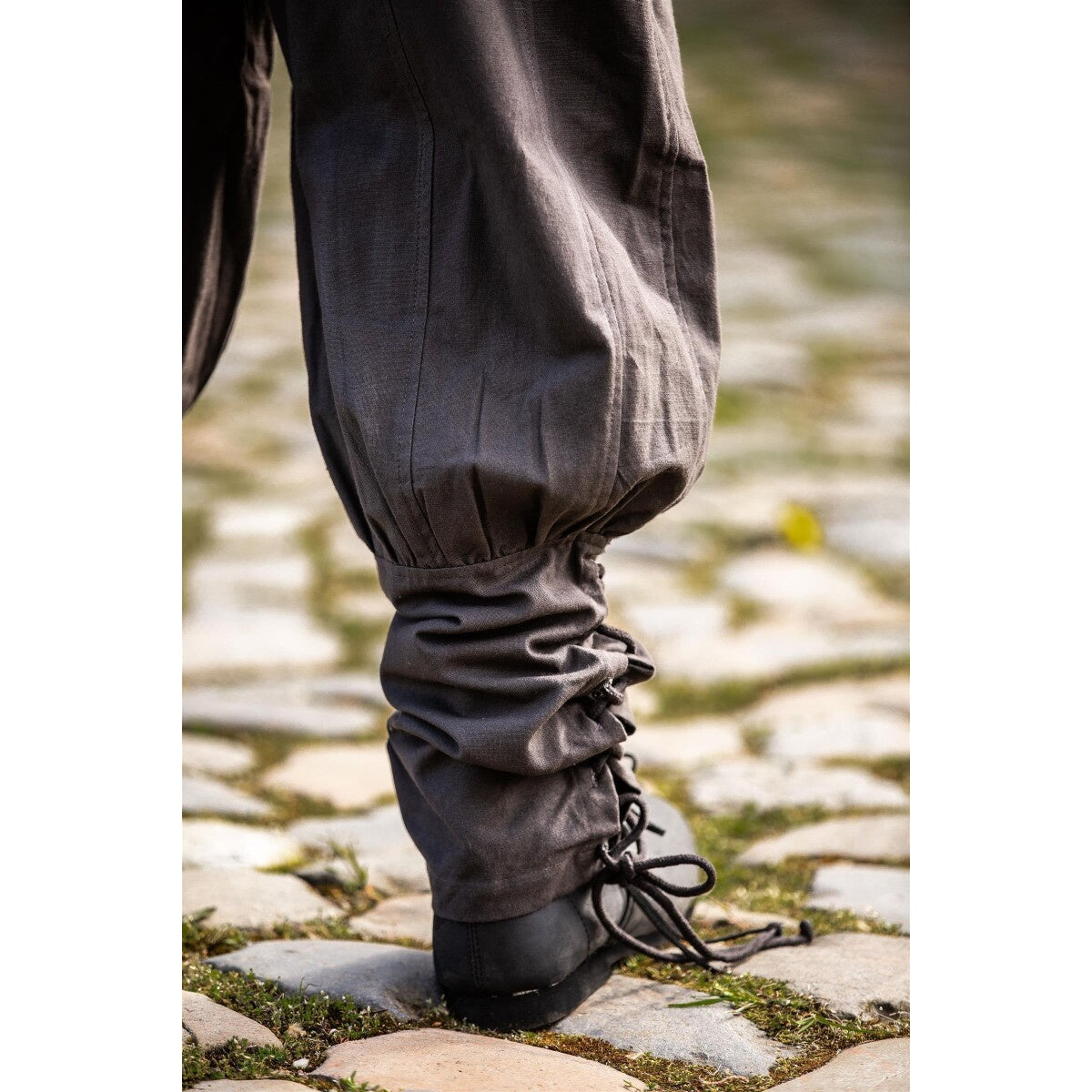 Image produit Pantalon médiéval Tiago avec laçage de jambe marron