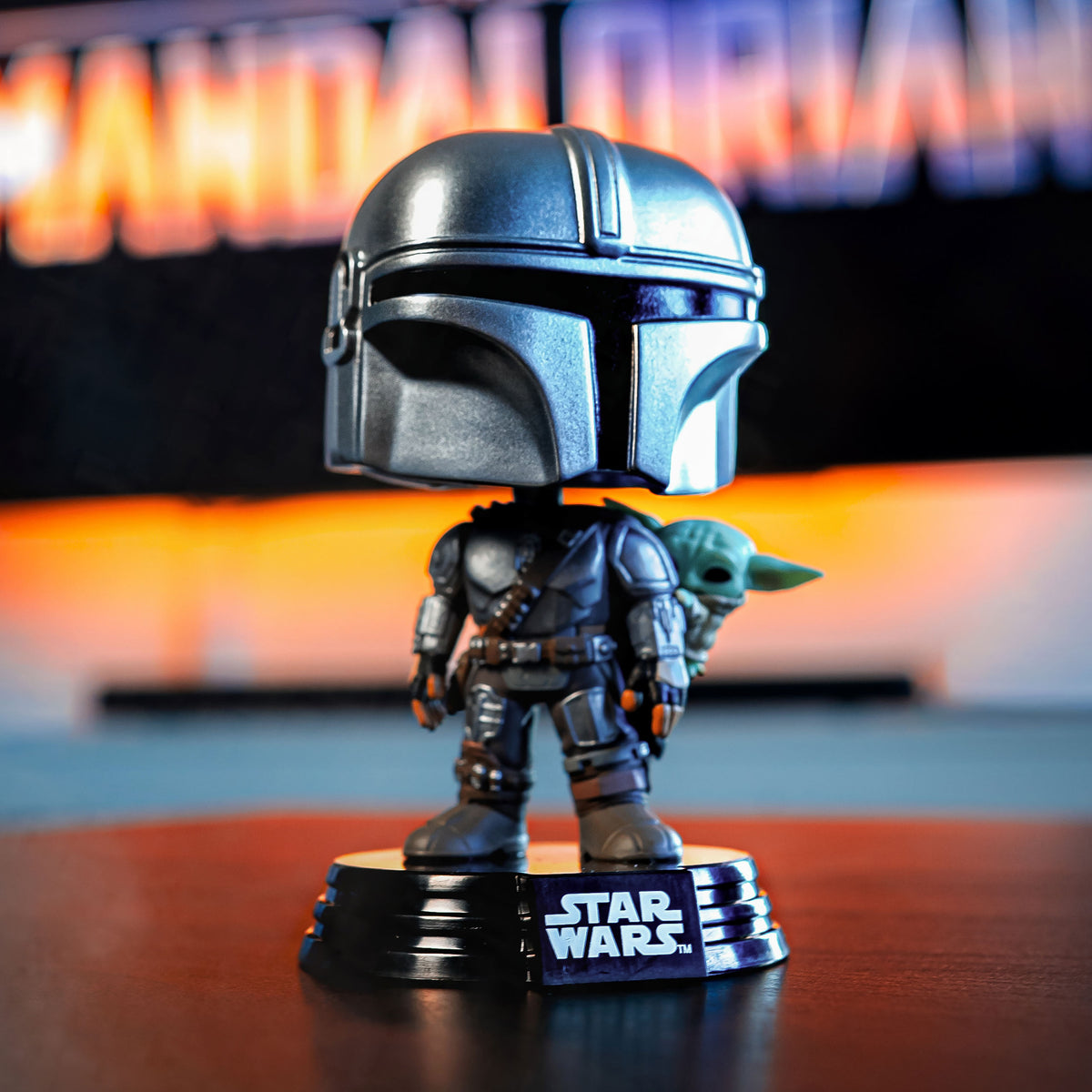 Image produit Figurine Funko Pop à tête oscillante Mandalorien avec Grogu - Star Wars The Mandalorian