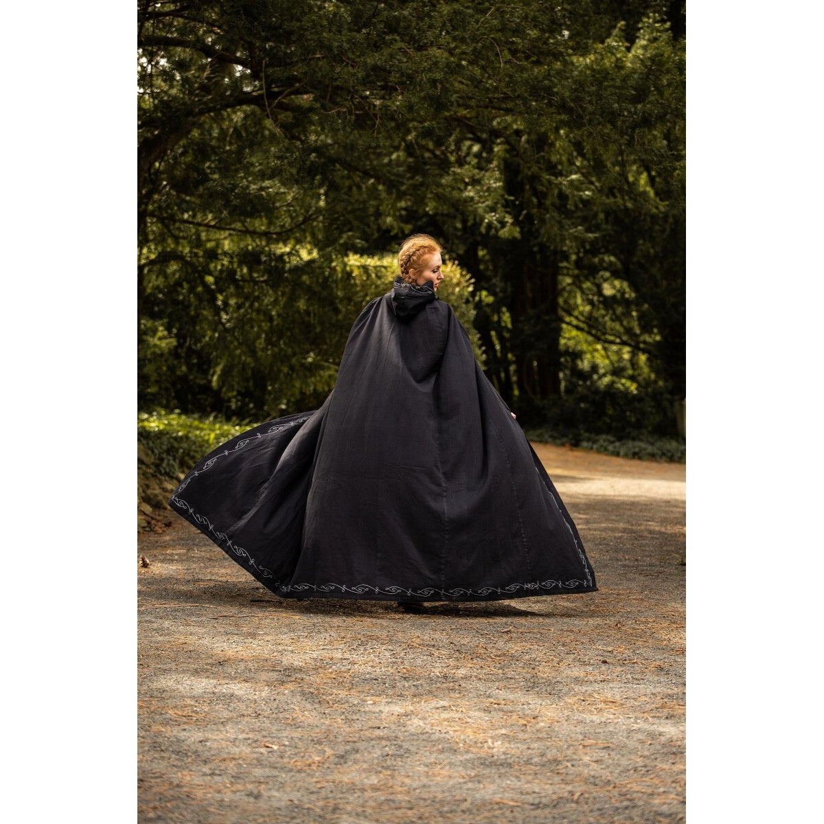 Image produit Cape médiévale avec broderie Erna noir