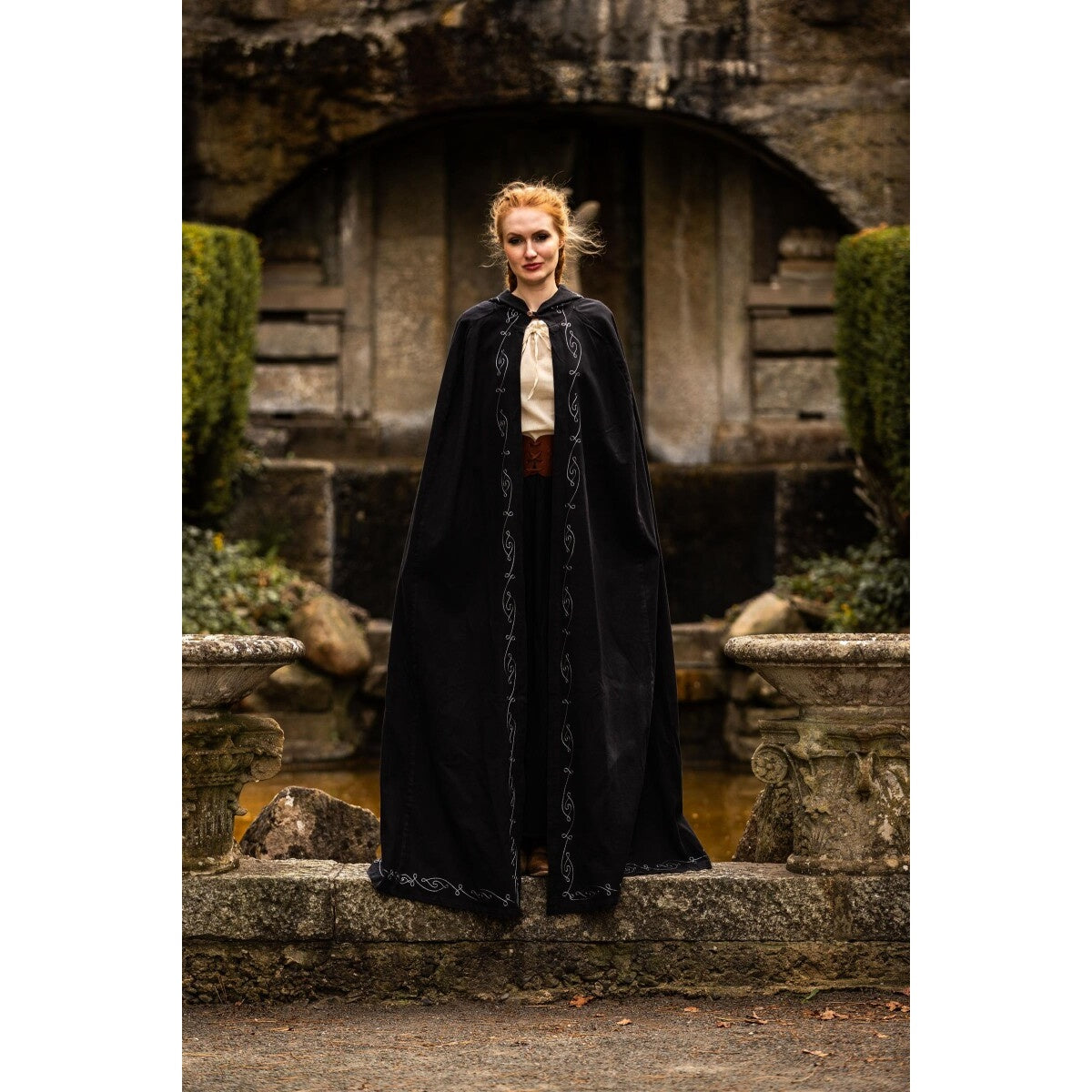 Image produit Cape médiévale avec broderie Erna noir