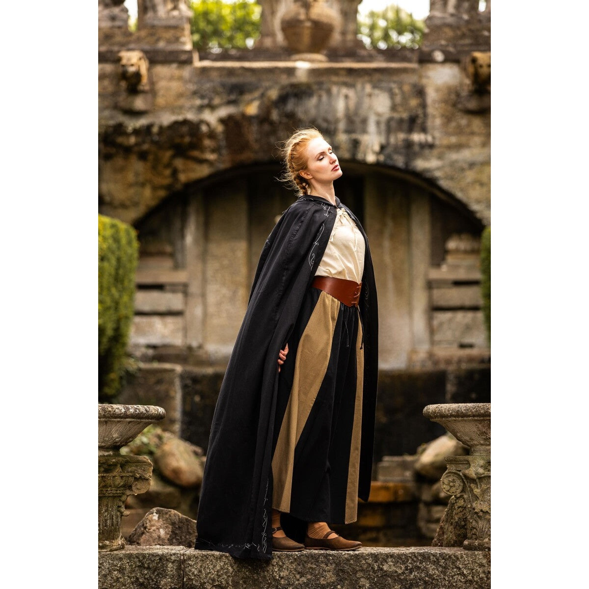 Image produit Cape médiévale avec broderie Erna noir