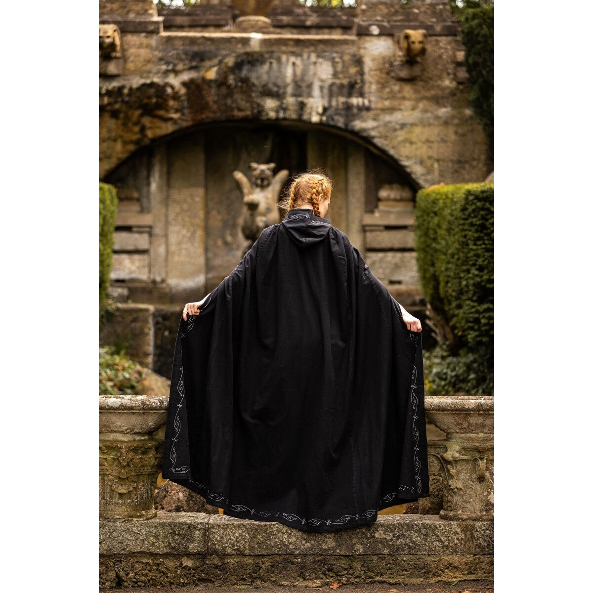 Image produit Cape médiévale avec broderie Erna noir