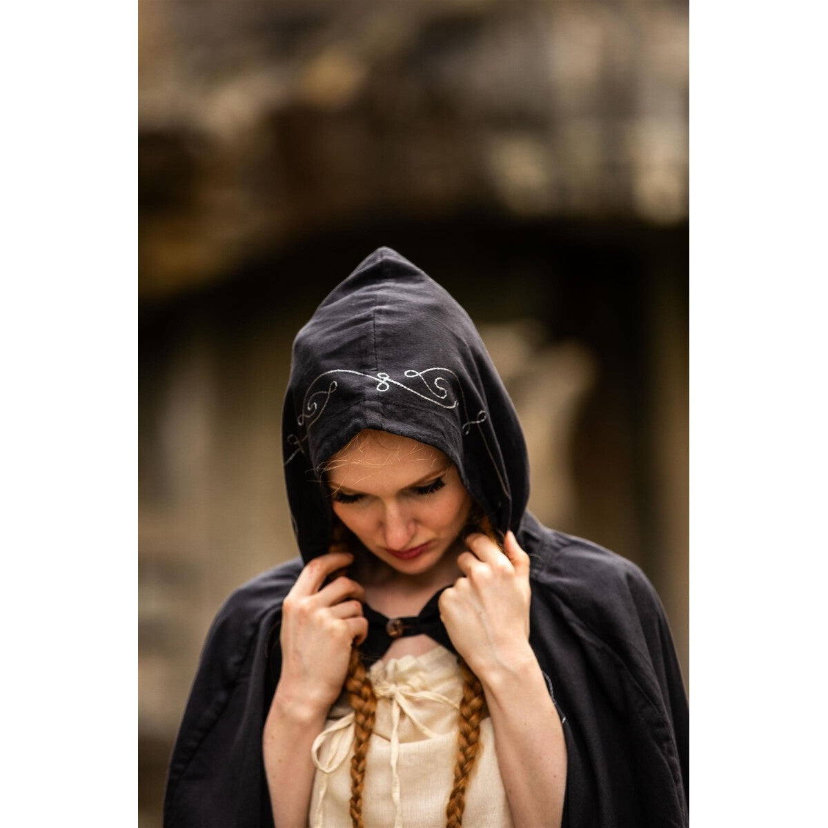 Image produit Cape médiévale avec broderie Erna noir
