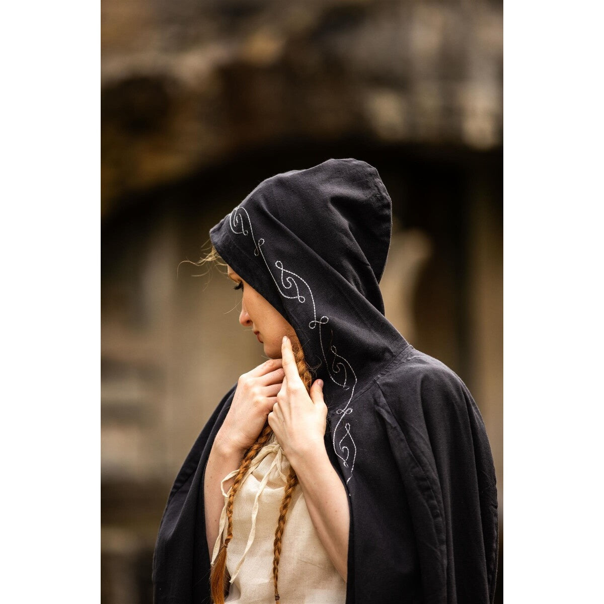 Image produit Cape médiévale avec broderie Erna noir