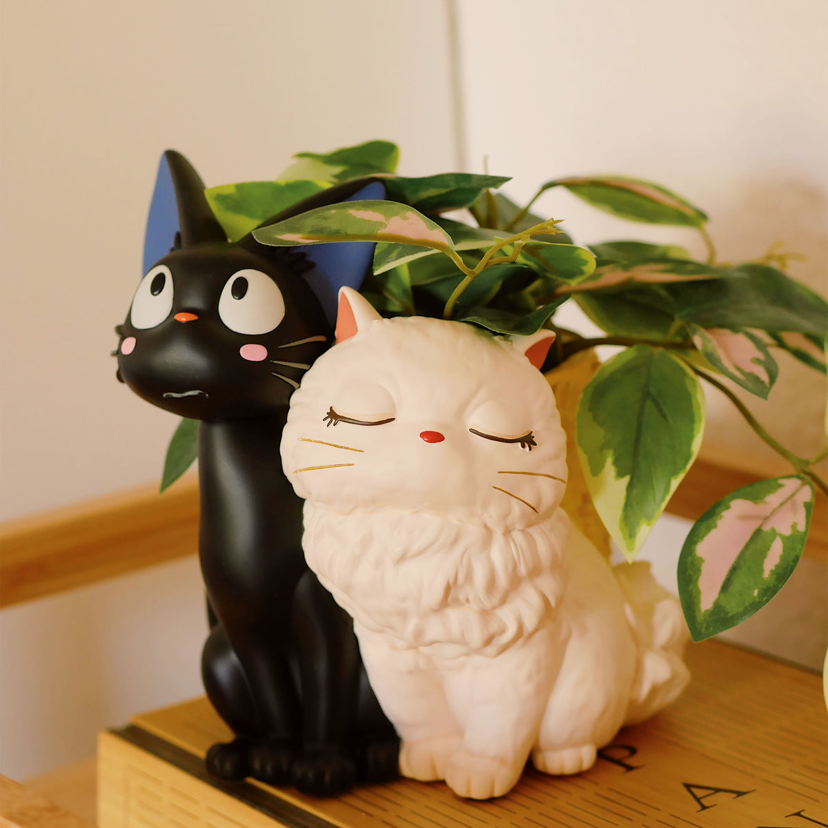 Image produit Kiki la petite sorcière – Pot de fleurs Jiji et Lily