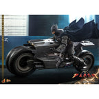 Image produit The Flash – Set de figurines articulées Batman & Batcycle Masterpiece 1:6