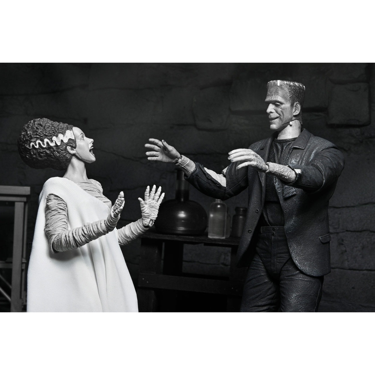 Product image Universal Monsters Action Figure Ultimate Frankenstein's Monster (Bride of Frankenstein) (B&W) 18 cm