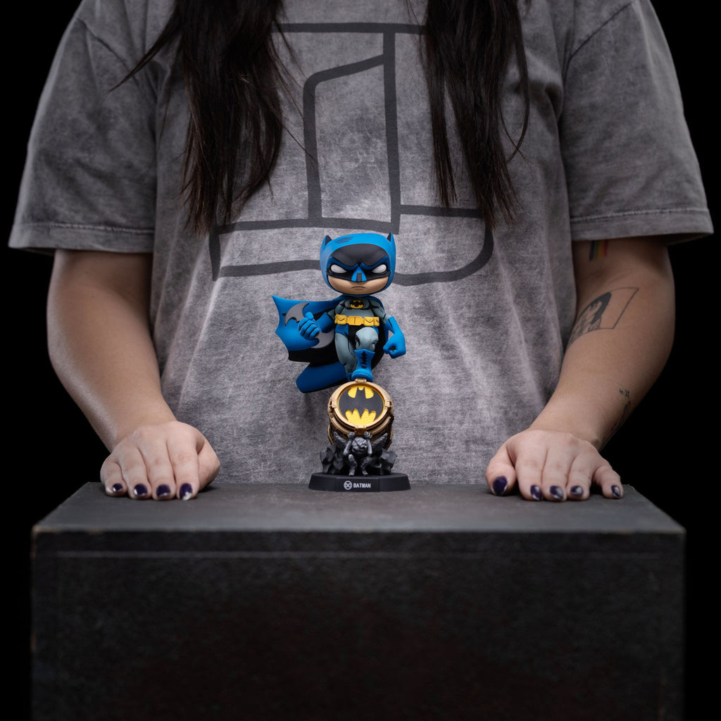 Image produit Figurine PVC Mini Co. Batman sur le Bat-Signal (Variante bleue)