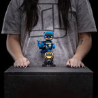 Image produit Figurine PVC Mini Co. Batman sur le Bat-Signal (Variante bleue)