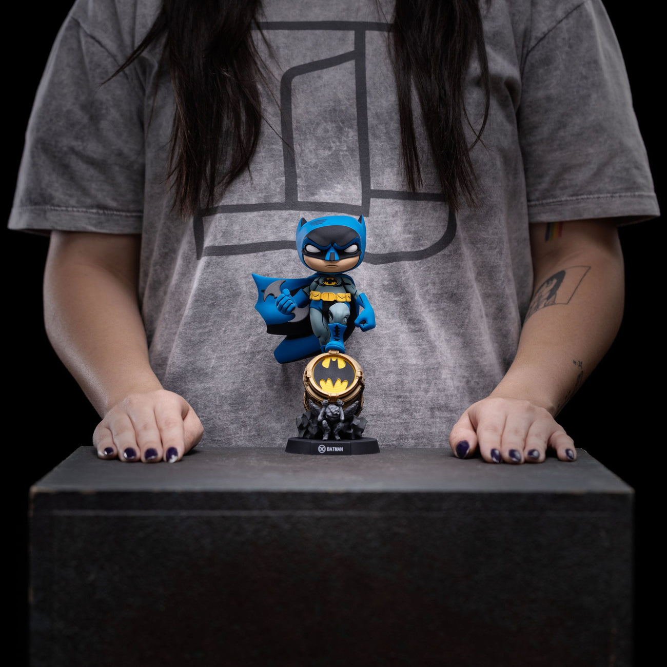 Image produit Figurine PVC Mini Co. Batman sur le Bat-Signal (Variante bleue)